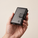 Billetera Onyx sostenida en la mano para referencia de escala