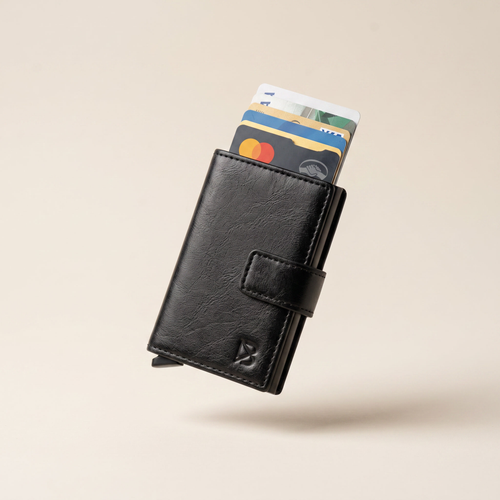 Billetera Onyx con mecanismo pop-up de tarjetas activado