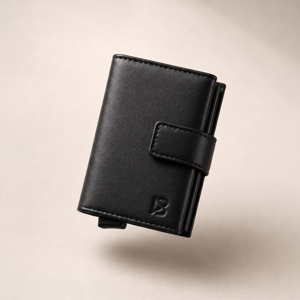 Billetera Onyx Alan Basics, cuero negro, vista frontal tres cuartos