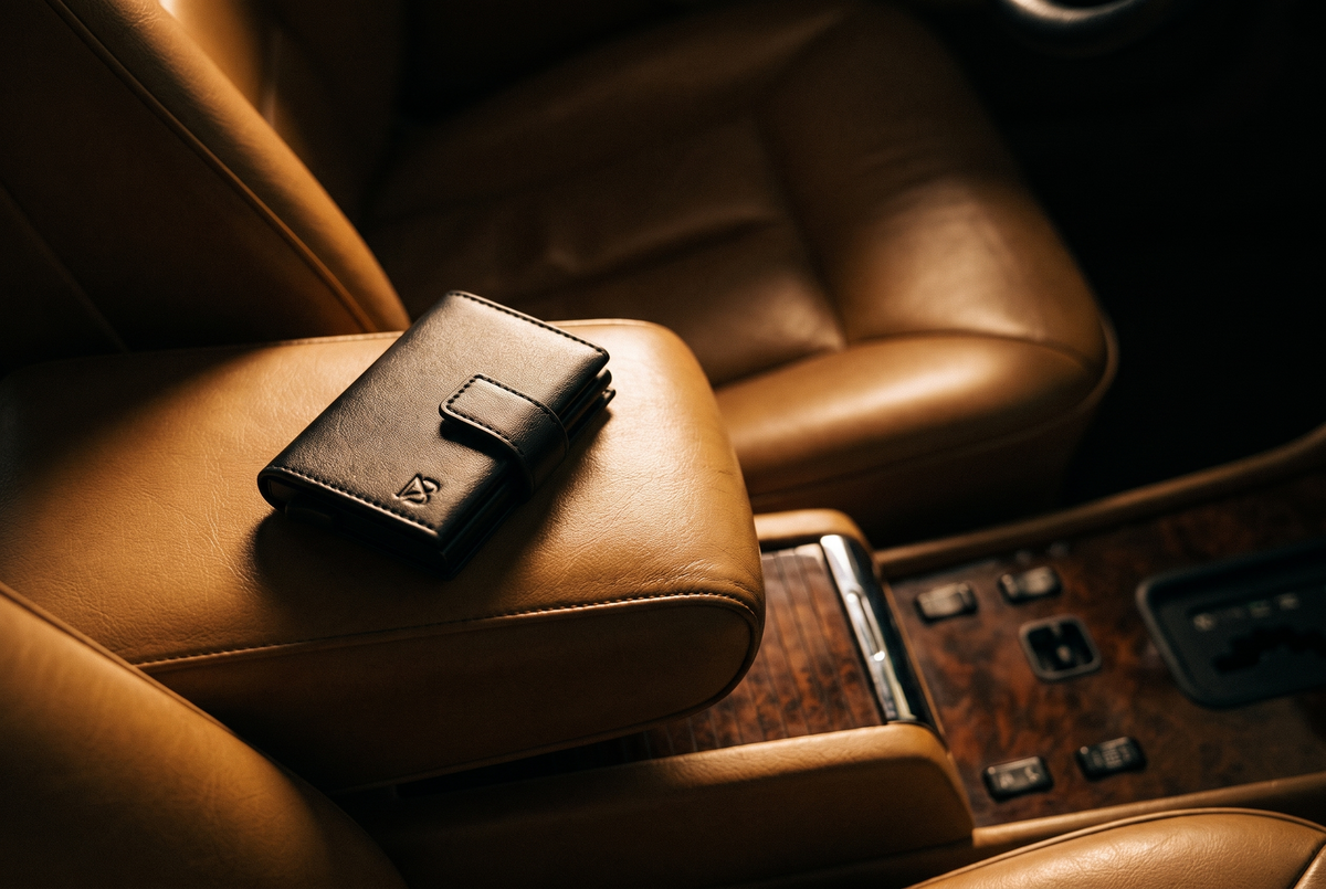 Billetera Onyx sobre el apoyabrazos de cuero de un Mercedes-Benz clásico